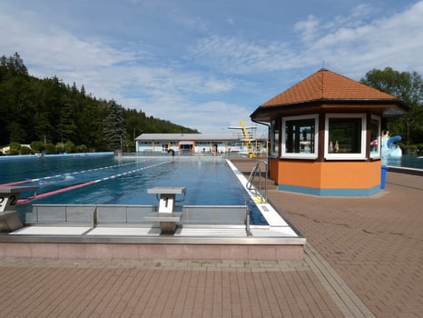 Schwimmen im Freibad