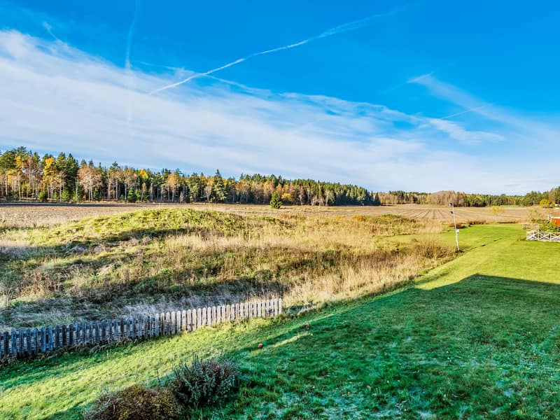 Mycket bra fritt läge mot ängar
