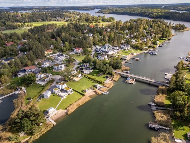 Bron över till Svavelsö. Se gult hus till vänster i bilden. Detta hus kan ersättas med nytt hus.