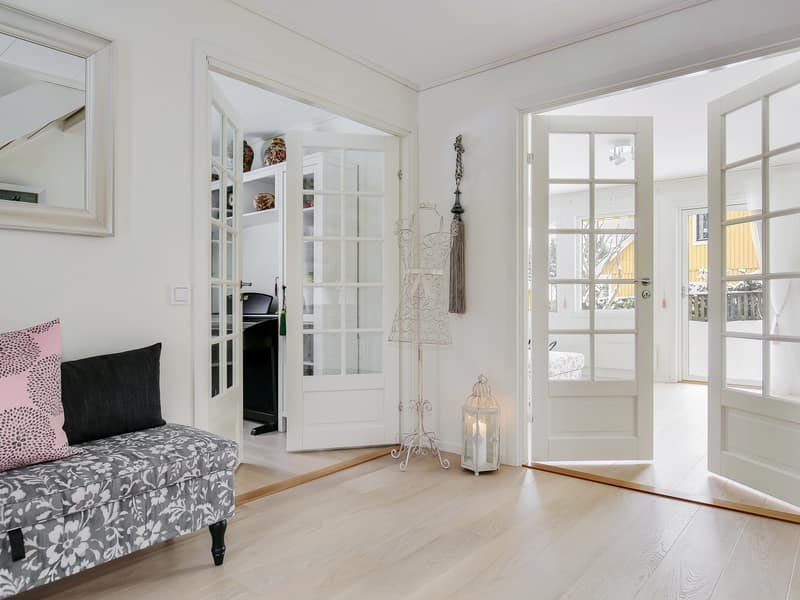 Hall med vy mot sovrum 2 och vardagsrum