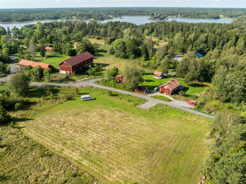 Plan tomt med havsnära läge