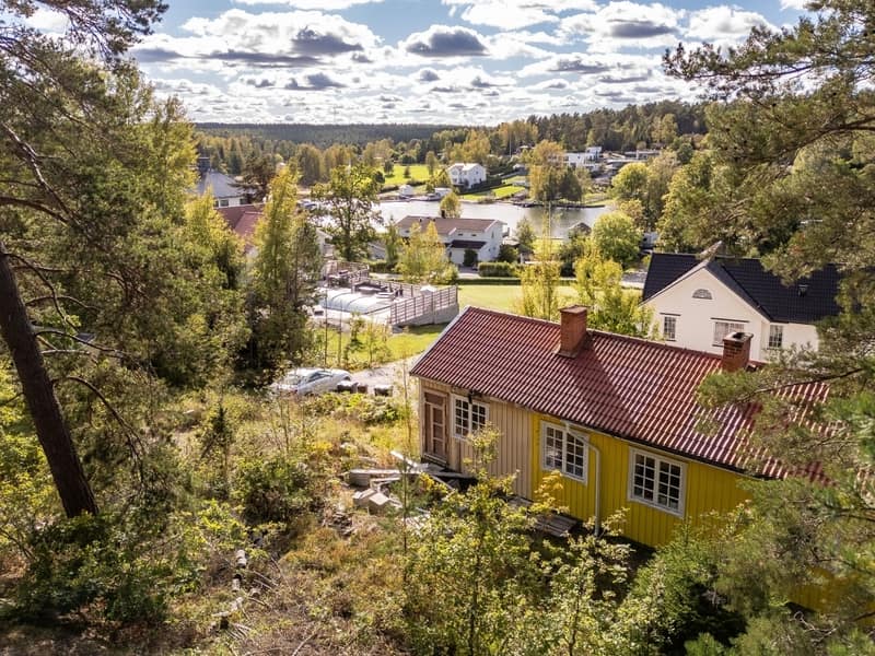 Utsikt  mot. söder .Gula huset som rivs lämpligen.