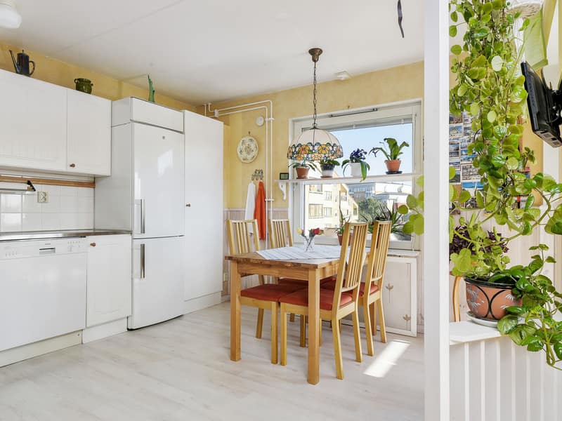 Kök med matplats vid fönster