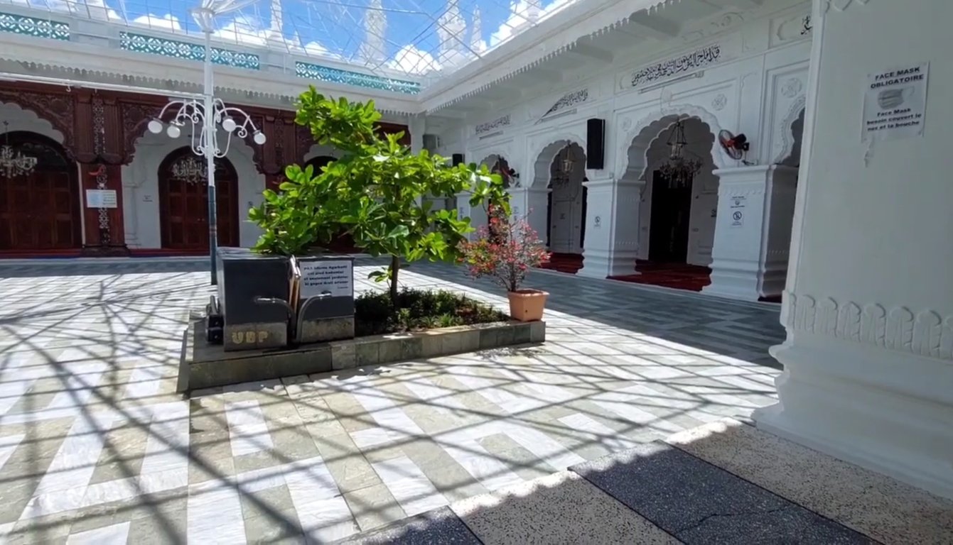 Mešita Jummah Masjid posvätný indický mandľovník na nádvorí