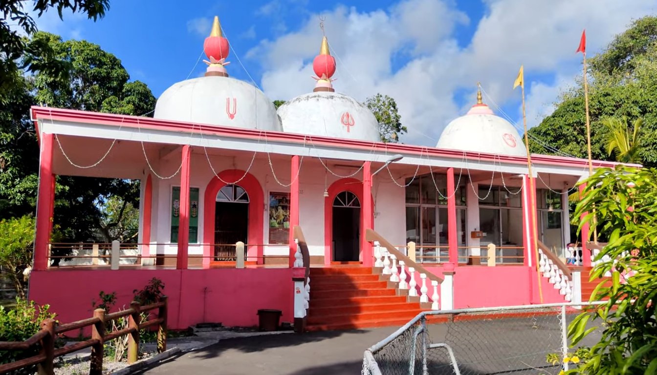 Chrám Maheswarnath Mandir chrám s tromi vežami