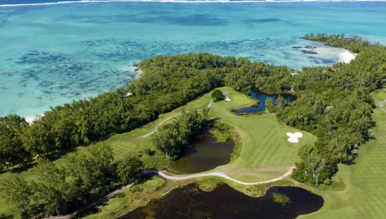 IIe aux Cerfs Golf Club fotka ihriska s výhľadom na more