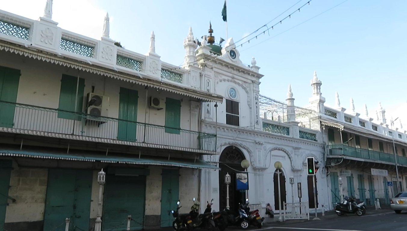 Mešita Jummah Masjid celkový pohľad z ulice