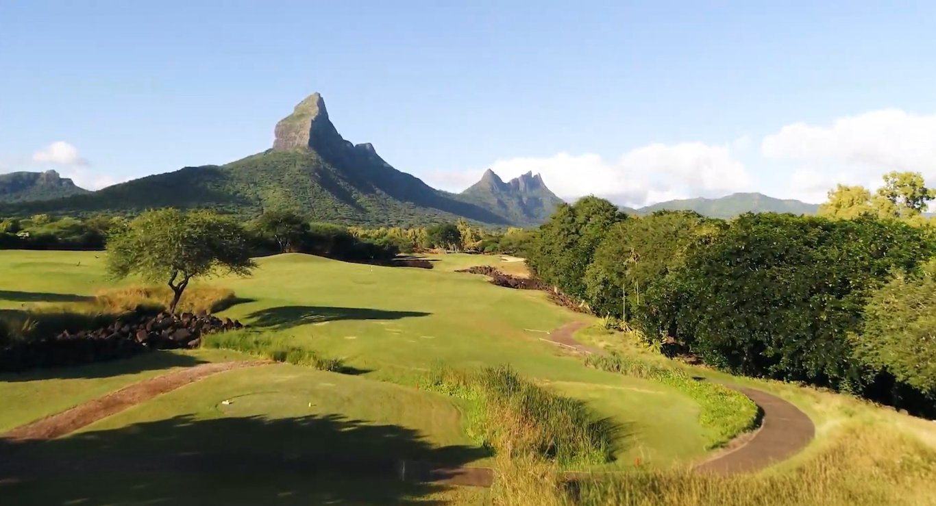 Tamarina Golf Club s ikonickým pohorím v pozadí