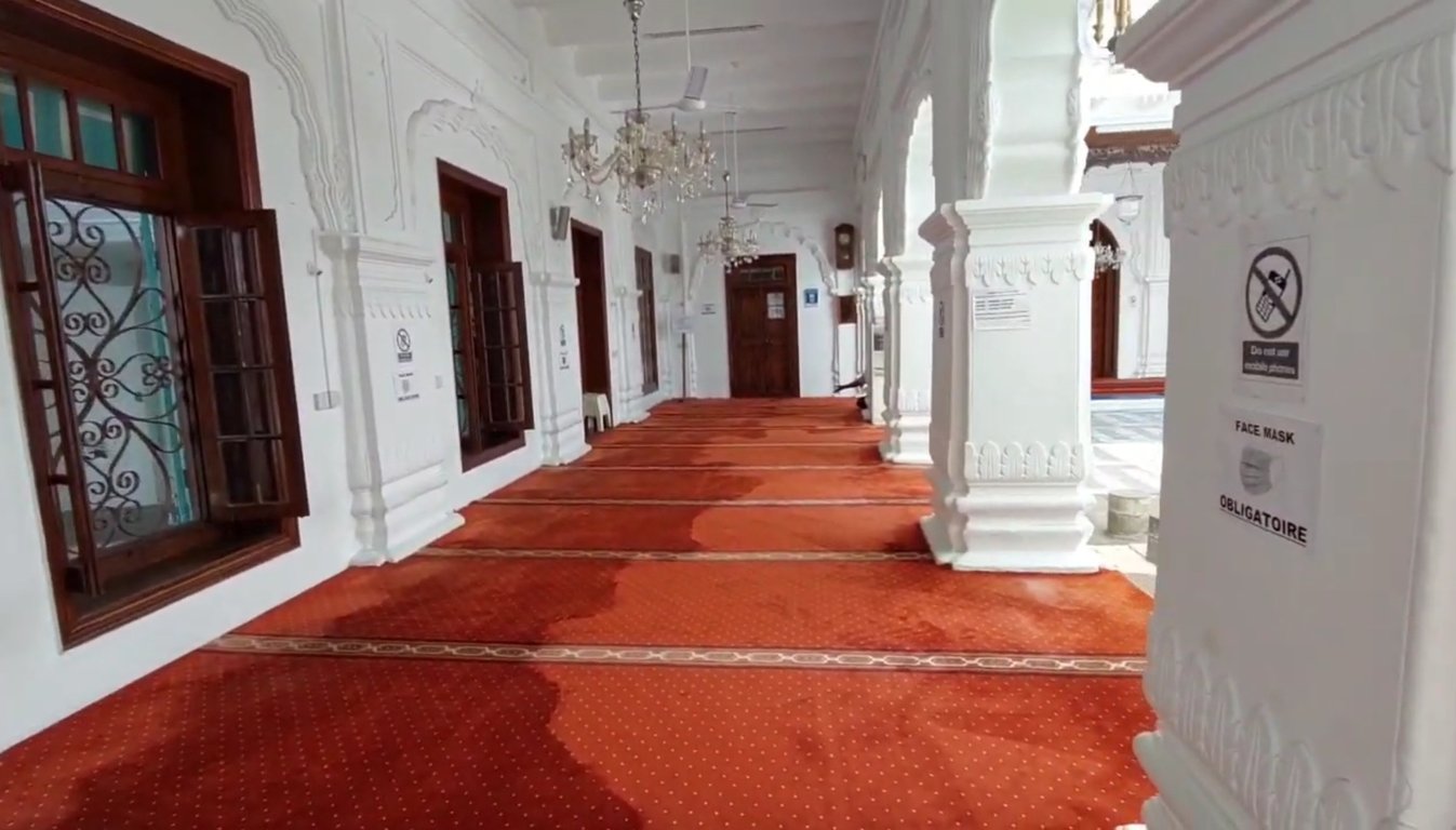 Mešita Jummah Masjid červeno birla vnútorná chodba