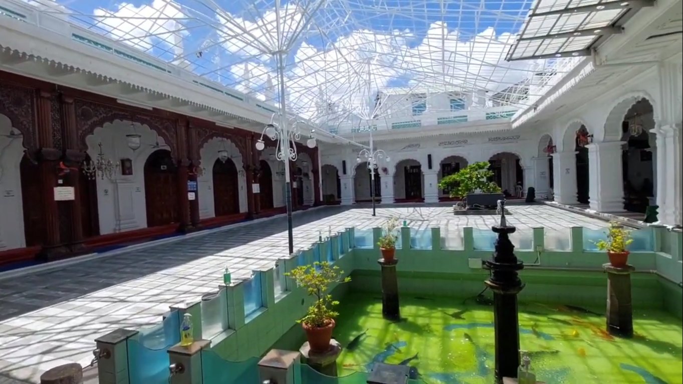 Mešita Jummah Masjid vnútorné nádvorie a jazierko s rybami
