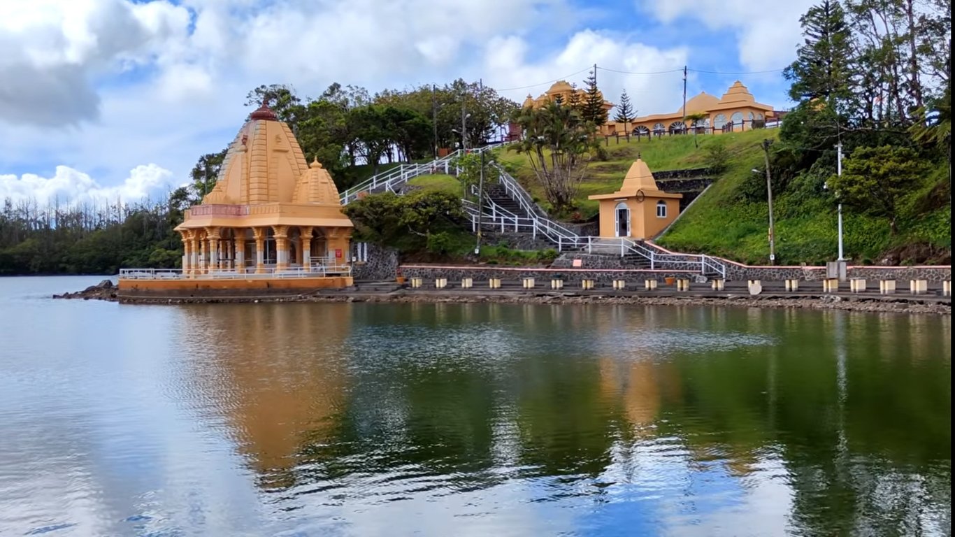 Ganga Talao Farebné chrámy na brehu posvätného jazera