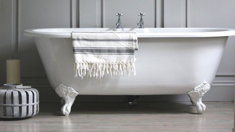 Weighing the Pros and Cons of Reglazing Your Bathtub 1536×864 1