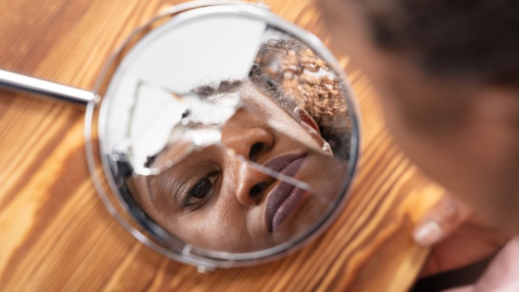 5 Easy Ways to Fix a Cracked Mirror