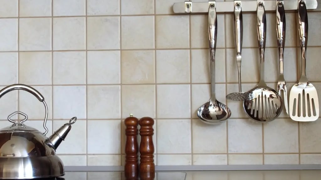 Small kitchen accessories placement