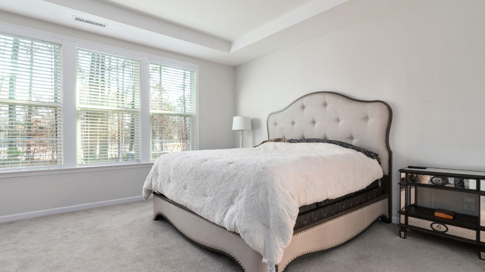 Complement your bedroom style with the right carpet color
