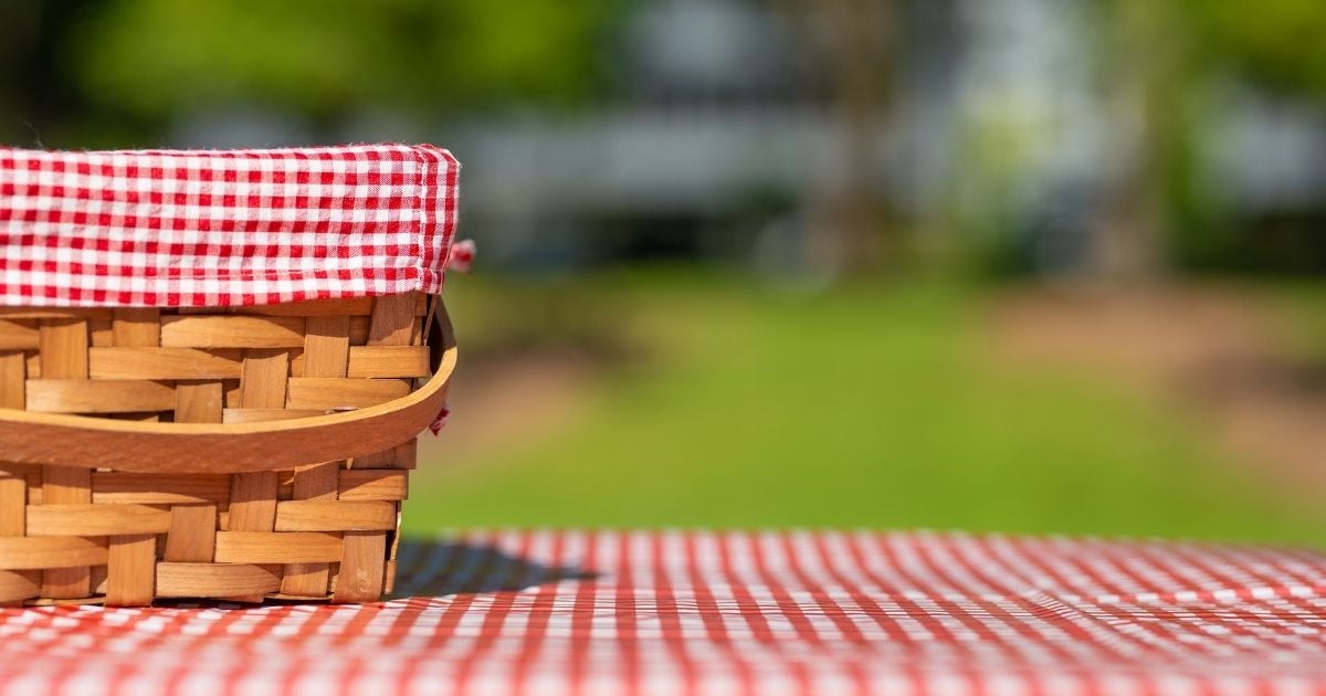 Are Tablecloths Out of Style