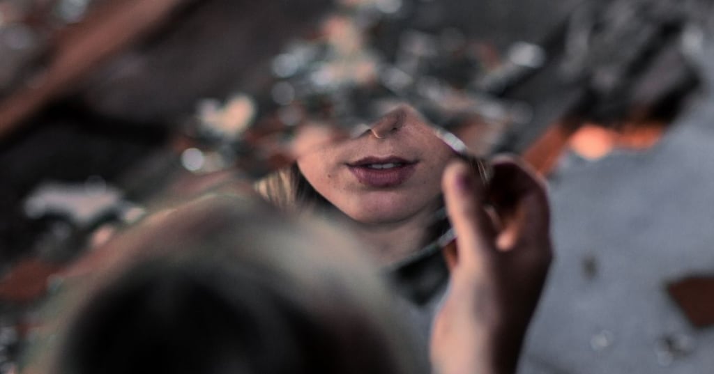 How do you fix a cracked mirror