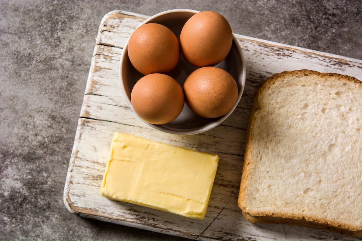 Making Proper British Scrambled Eggs in a saucepan