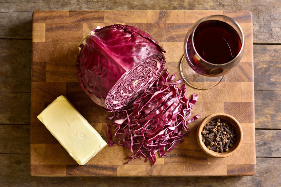 Braising red cabbage with wine and butter
