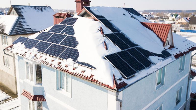 Panele fotowoltaiczne na dachu domu - czy będą działać również w zimie?