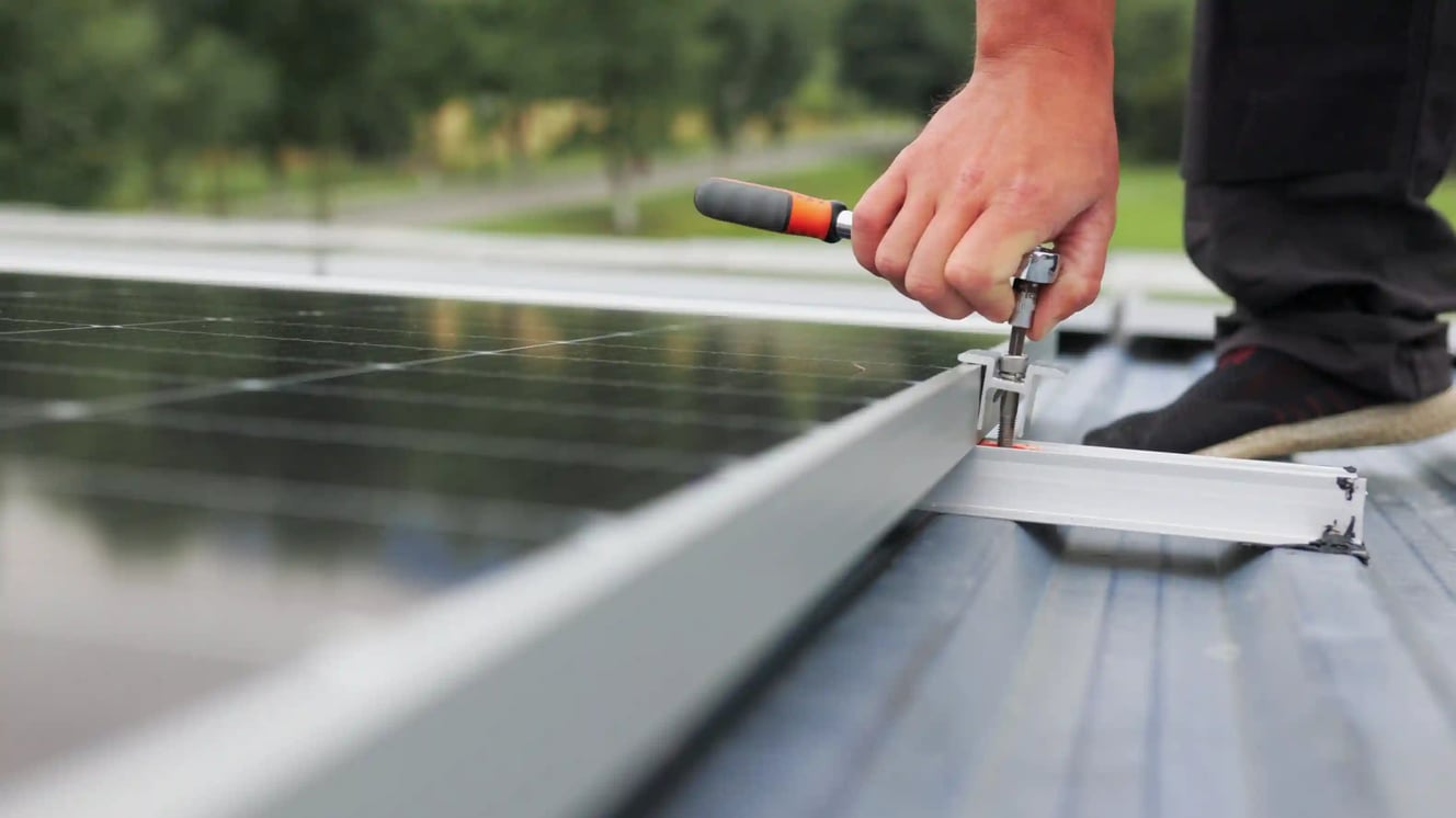 Instalace fotovoltaických systémů: Proč svěřit práci odborníkům?