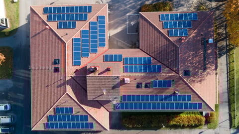 Oteplují solární panely střechu? Mýty a fakta o fotovoltaice