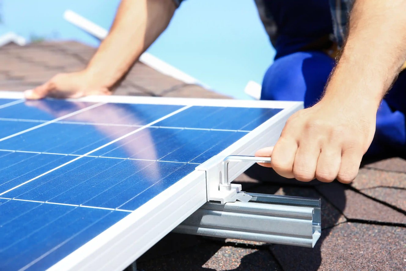 Bezpečné upevnění solárních panelů na střechu