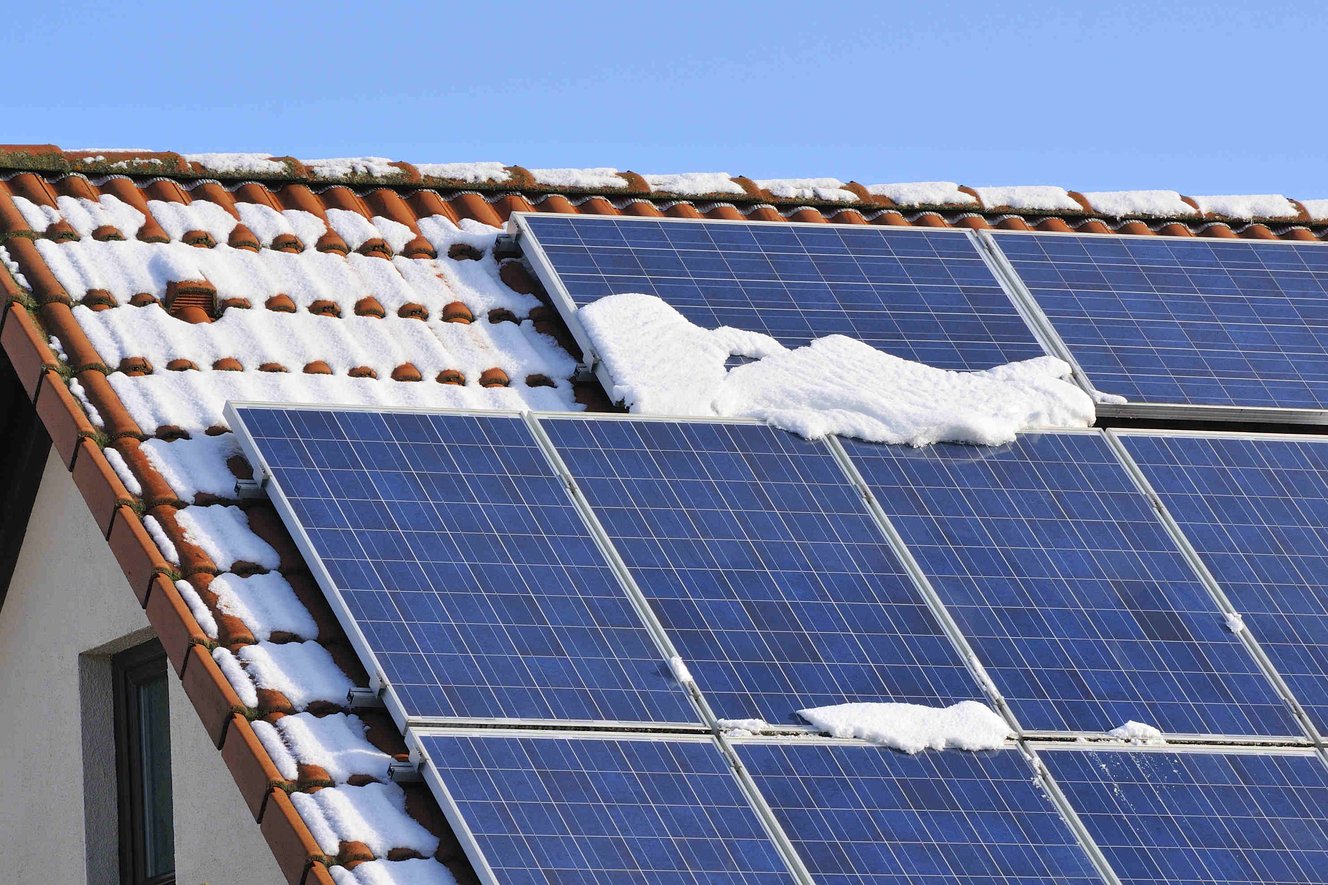 Jak funguje fotovoltaika v zimě nebo v šeru