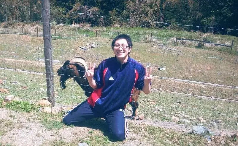 ヤギとのピース写真