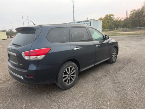 2013 Nissan Pathfinder 4WD SUV — photo 3
