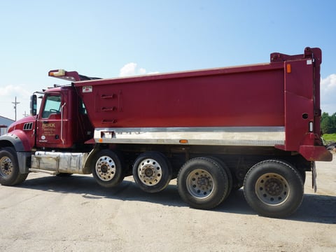 2018 Mack Granite GU713 Quad/A Dump Truck — photo 6