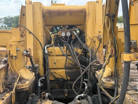 Inoperable Caterpillar 963 Crawler Loader — photo 8