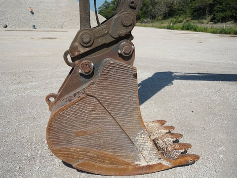 2002 Komatsu PC220LC-7L Hydraulic Excavator — photo 11