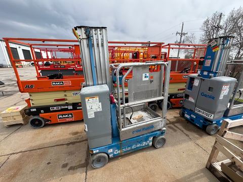 2013 Genie GR-20 Vertical Mast Lift — photo 1