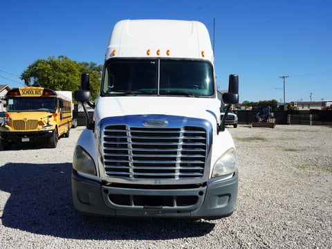 2011 Freightliner Cascadia T/A Sleeper Truck — photo 2