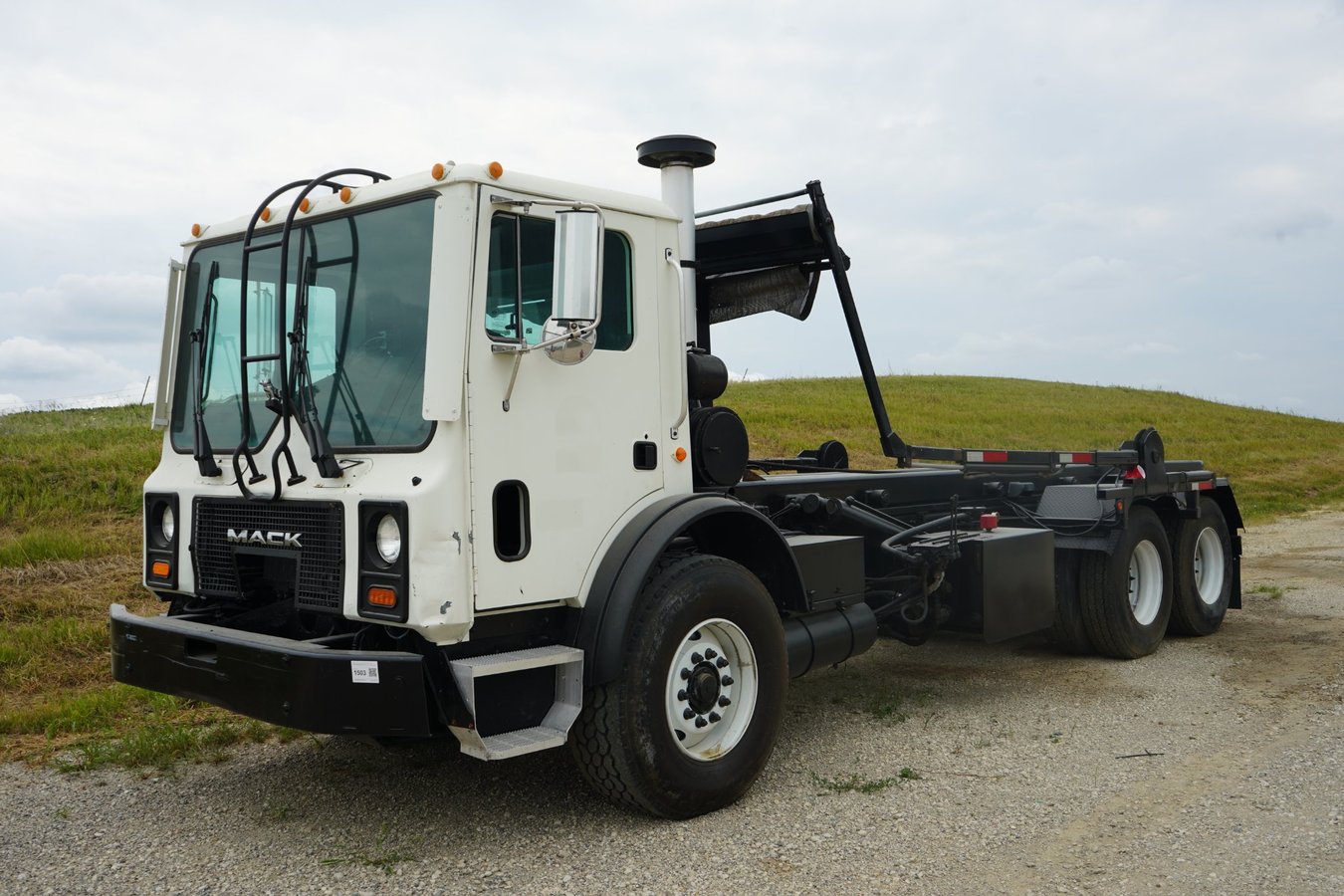 2005 MACK MR688S T/A HOOKLIFT TRUCK W/ Galbreath U5-OR-174 Roll-Off Hoist