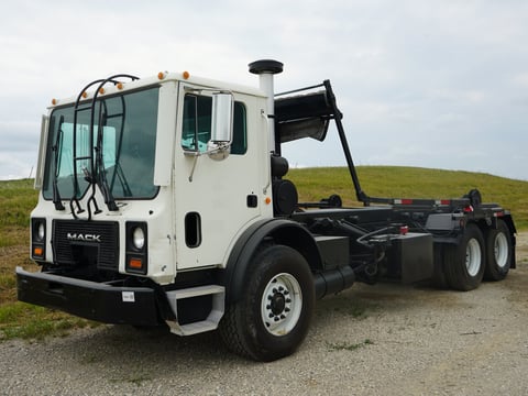 2005 Mack MR688S T/A Hooklift Truck w/ Galbreath U5-Or-174 Roll-Off Hoist — photo 1