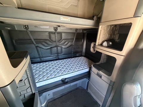 2011 Freightliner Cascadia T/A Sleeper Truck — photo 25