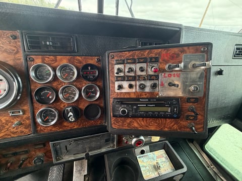 2001 Kenworth T800 T/A Sleeper Truck  — photo 8