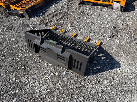 2026 Giyi Gy-RB44 44in Mini Skid Steer Rock Bucket (Unused) — photo 3