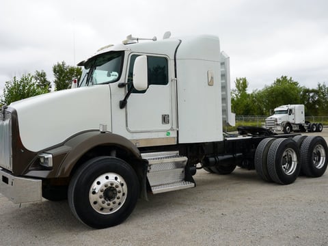 2001 Kenworth T800 T/A Sleeper Truck  — photo 1