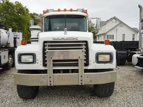 1997 Mack RD690S 4000 Gallon Water Truck — photo 2