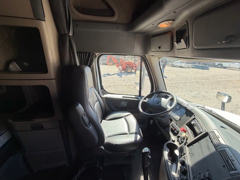2011 Freightliner Cascadia T/A Sleeper Truck — photo 27