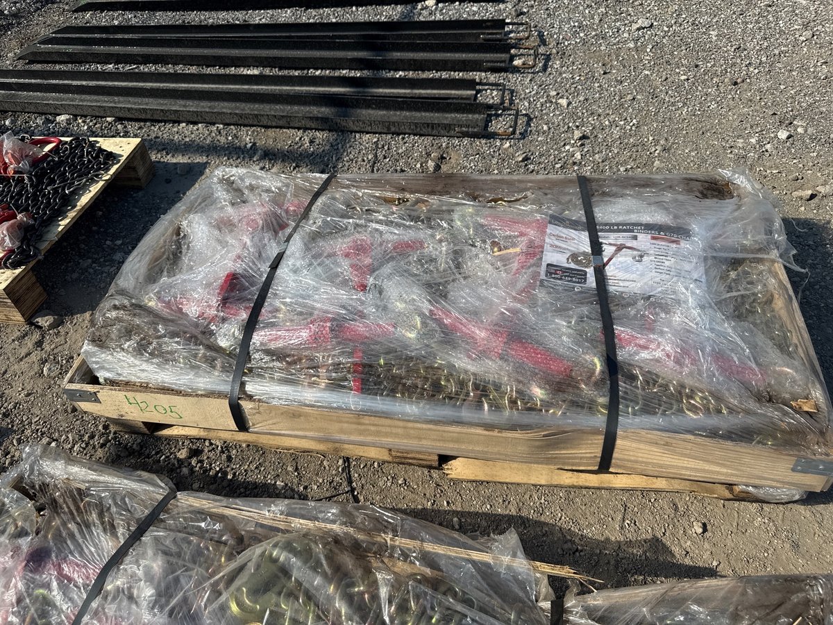 LandHonor Pallet of (8) 5,400 lb Ratchet Load Binders and (16) G70 Chains