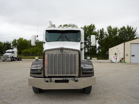 2001 Kenworth T800 T/A Sleeper Truck  — photo 2