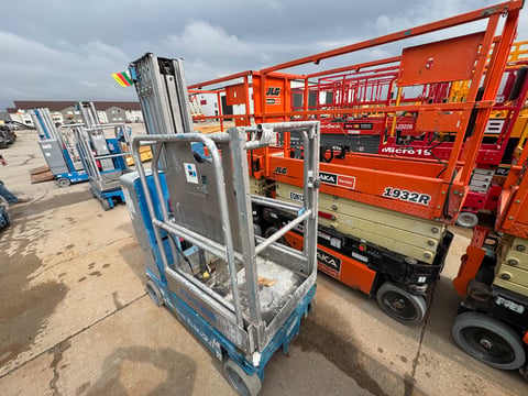 2013 Genie GR-20 Vertical Mast Lift — photo 2