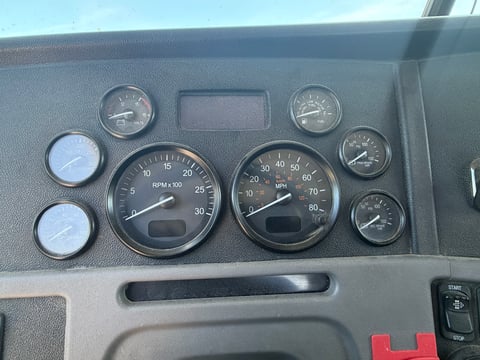 2015 Peterbilt 365 T/A Daycab Truck Tractor — photo 34