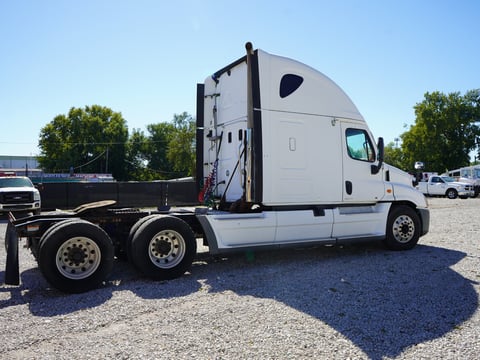 2011 Freightliner Cascadia T/A Sleeper Truck — photo 4