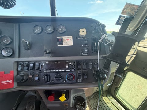 2015 Peterbilt 365 T/A Daycab Truck Tractor — photo 35