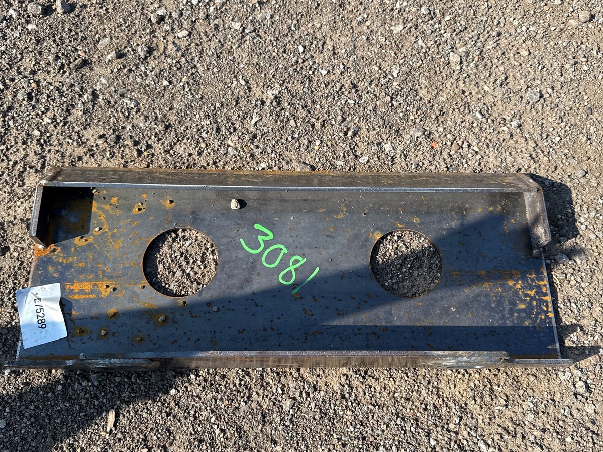 2026 GIYI dingo skid steer mounting plate (Unused)
